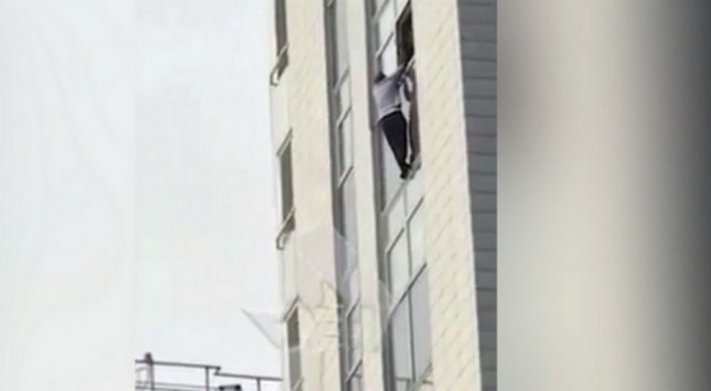 Ρωσία: Συγκλονιστικό βίντεο με την απέλπιδα προσπάθεια επιχειρηματία να κρατηθεί από το πρεβάζι του 16 ορόφου