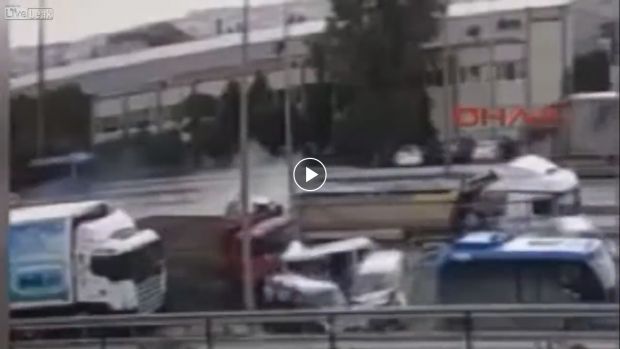 Φορτηγό «εξαϋλώνει» βανάκι σε δυστύχημα στην πόλη Gebze της Τουρκίας (βίντεο)
