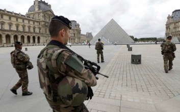 Παρίσι: «Αλλάχ ου Άκμπαρ» φώναξε ο δράστης της επίθεσης στο Λούβρο