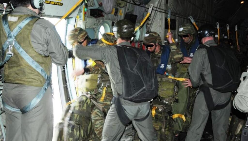 Αποθρασύνθηκε η Άγκυρα – Χαρακτηρίζει «παράνομες» τις ασκήσεις Ελλήνων αλεξιπτωτιστών στην Κω (βίντεο)