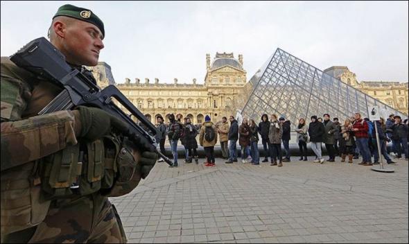 Σοκαριστική μαρτυρία για την επίθεση στο Λούβρο: «Είδαμε τον θάνατο να έρχεται» (φωτό, βίντεο)