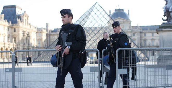 Επίθεση στο Λούβρο: Ο πατέρας του υπόπτου αρνείται κάθε ανάμειξη του γιού του
