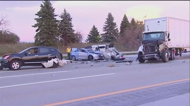 Αν είναι η τυχερή σου μέρα! Νταλίκα έπεσε πάνω τους αλλά … (βίντεο)