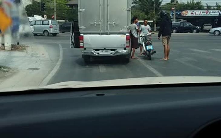 Απίθανο σκηνικό με άγριο ξύλο μεταξύ οδηγών στη μέση του δρόμου (βίντεο)