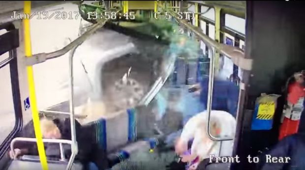 Η στιγμή της σφοδρής σύγκρουσης αγροτικού με λεωφορείο (βίντεο)