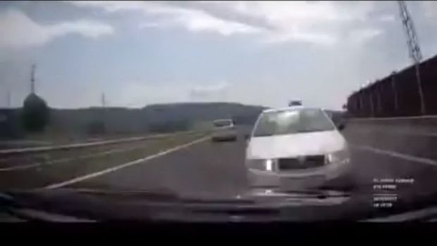 Όταν σου έρχεται από εκεί που δεν το περιμένεις! Δείτε βίντεο με την αναπάντεχη σύγκρουση