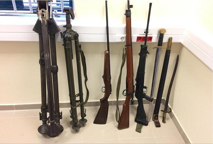 Ολόκληρο οπλοστάσιο είχε στην κατοχή του 54χρονος στο Βόλο – Περίστροφα, φυσίγγια, σιγαστήρες και ξίφη (φωτό)