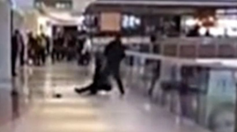 Κίνα: Τσακώθηκαν και προσπάθησε να την πετάξει από τον τρίτο όροφο εμπορικού κέντρου! (βίντεο)