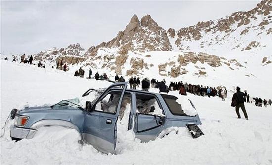 Τουλάχιστον 100 νεκροί από χιονοστιβάδες στο Αφγανιστάν (φωτό, βίντεο)
