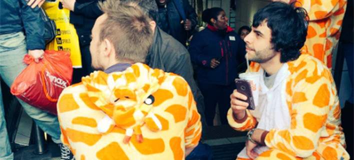 Βρετανία: Αστυνομικός εκτός υπηρεσίας συνέλαβε κακοποιό ντυμένος … καμηλοπάρδαλη (φωτό)