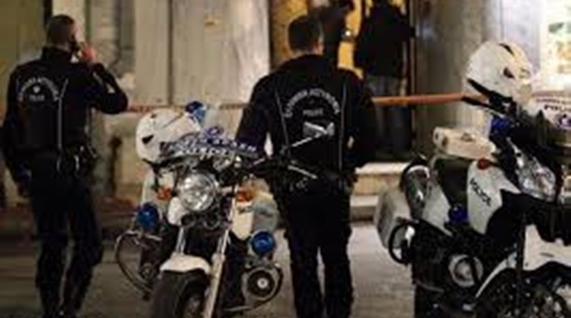 Εκτακτο: Επίθεση με γκαζάκια σε δικηγορικό γραφείο στα Εξάρχεια- Απεγκλωβίστηκαν 4 άτομα (upd)