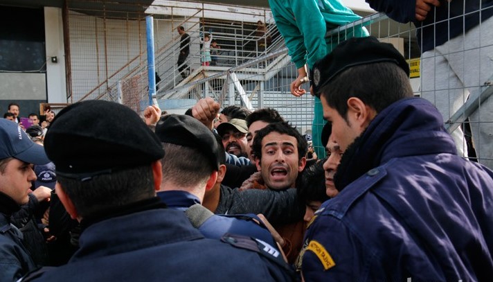 Αμείωτη συνεχίζεται η ένταση κατά την επίσκεψη του Γ. Μουζάλα στον καταυλισμό του Ελληνικού