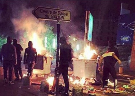 Παρίσι: Ξέσπασαν νέα βίαια επεισόδια μετά το βιασμό νεαρού με γκλομπ αστυνομικού (φωτό, βίντεο)