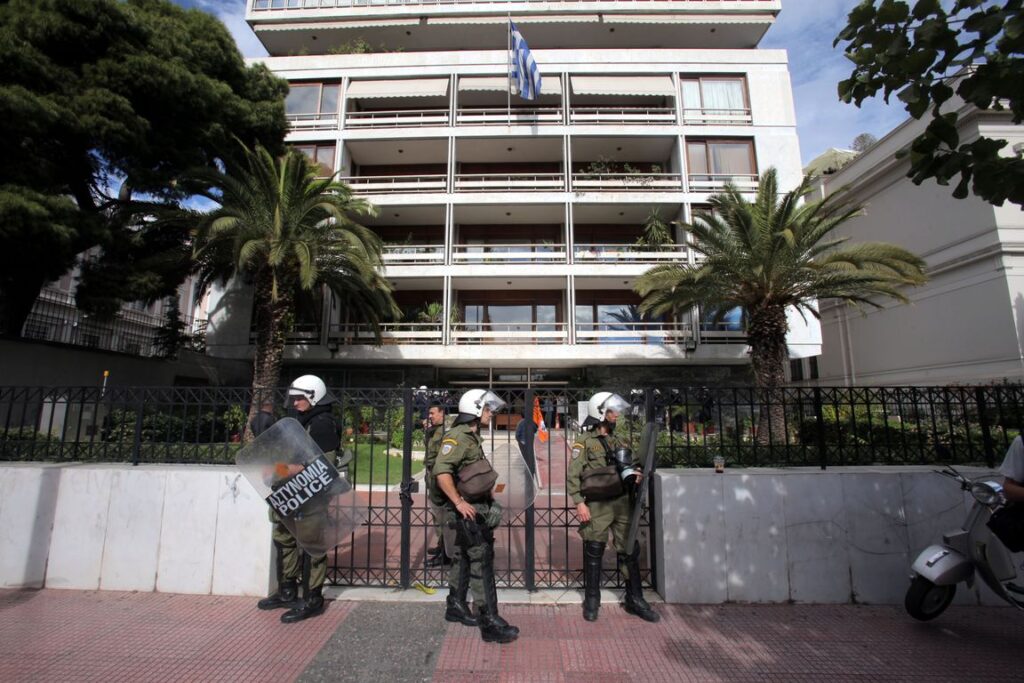 «Γυαλιά – καρφιά» τα έκαναν οι πυροσβέστες στο υπουργείο Διοικητικής Μεταρρύθμισης (φωτό) (upd)