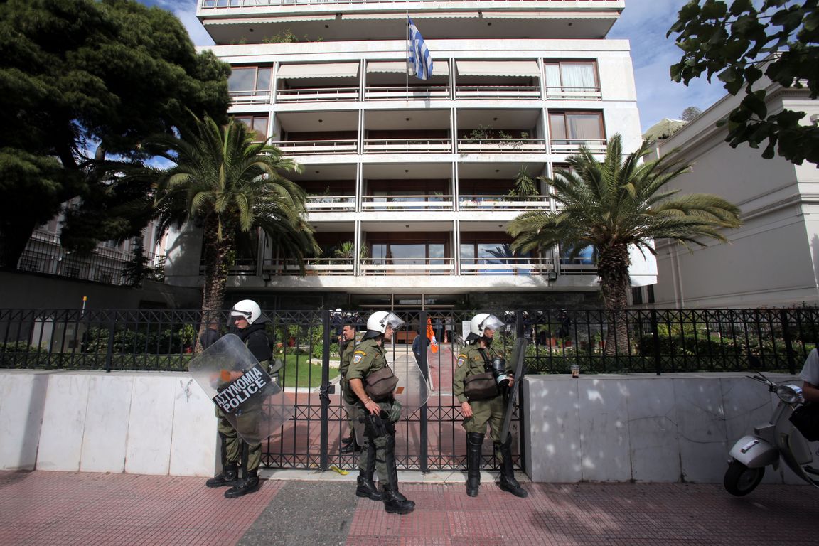 «Γυαλιά – καρφιά» τα έκαναν οι πυροσβέστες στο υπουργείο Διοικητικής Μεταρρύθμισης (φωτό) (upd)