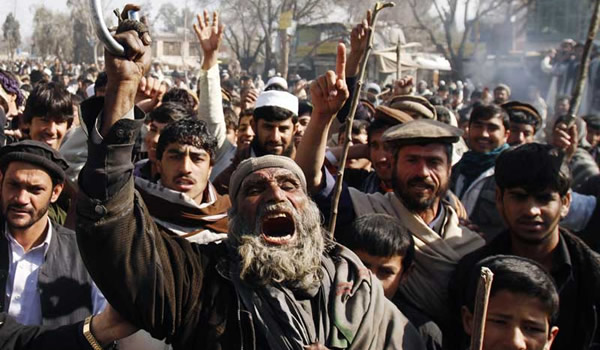 Στη «γραμμή» Ν.Τραμπ οι Έλληνες: Το 58% ζητεί την απαγόρευση εισόδου των μουσουλμάνων στην Ελλάδα