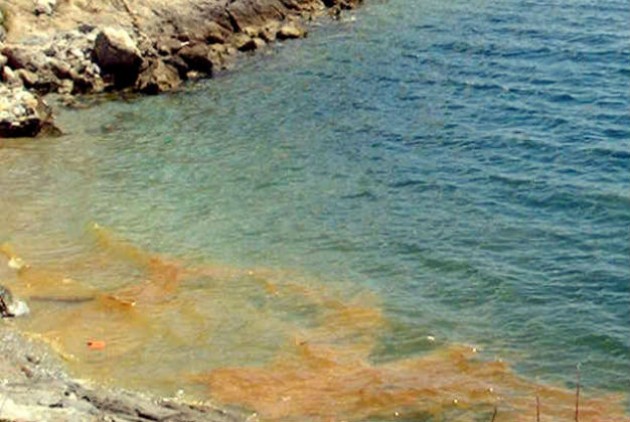 Κερατσίνι: Διέρρευσε παχύρευστη ουσία από ιταλικό πλοίο