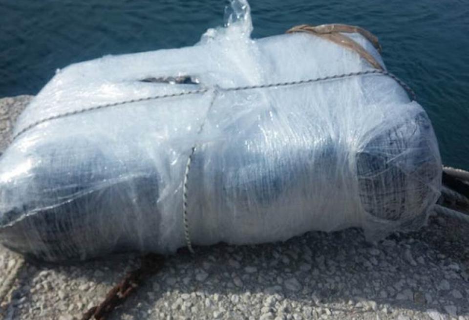 Ζάκυνθος: Ακόμα ξεβράζει η θάλασσα σάκους με χασίς