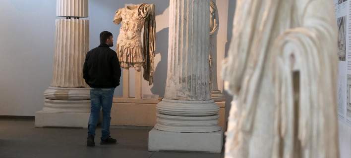 Μετανάστες μέσα στο Αρχαιολογικό Μουσείο λόγω της βόμβας στο Κορδελιό (φωτό)