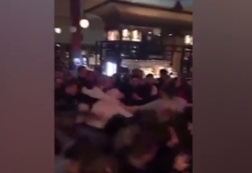 Βρετανία: Συγκλονιστικός καυγάς σε πάμπ – Πιάστηκαν στα χέρια πάνω 100 άτομα (φωτό, βίντεο)