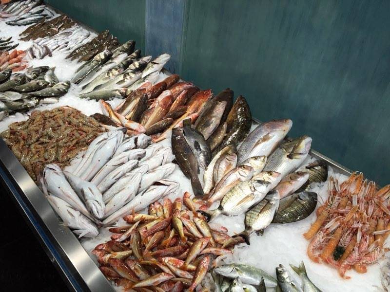 Πειραιάς: 20 κιλά αλιεύματα κατασχέθηκαν από ιχθυοπωλείο