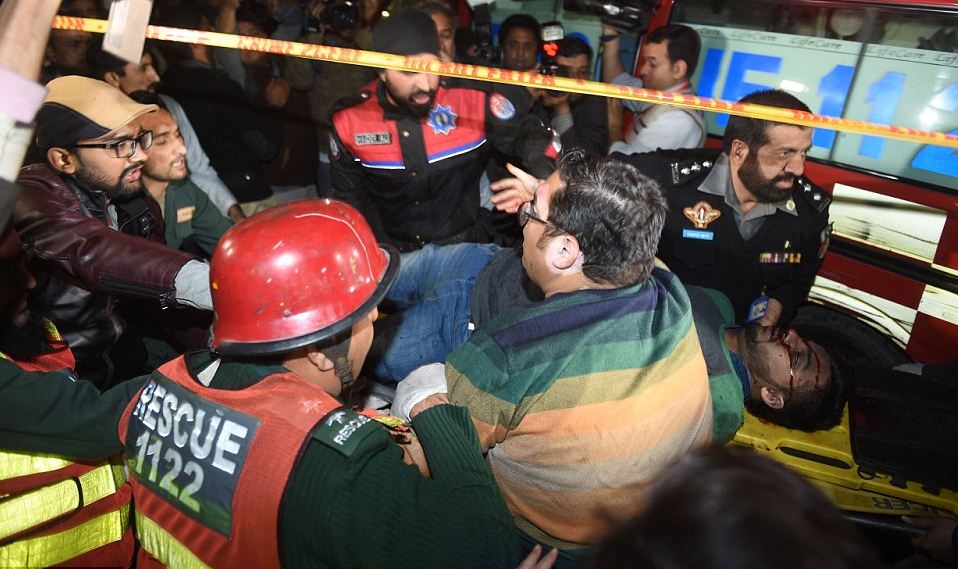 Πακιστάν: «Καμικάζι» ανατινάχτηκε σε κεντρικό σημείο και σκότωσε 11 άτομα (φωτό)