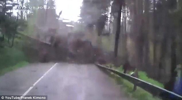 Σλοβακία: Η στιγμή που αυτοκίνητο συνθλίβεται από δεκάδες δέντρα που πέφτουν σε επαρχιακό δρόμο (φωτό, βίντεο)