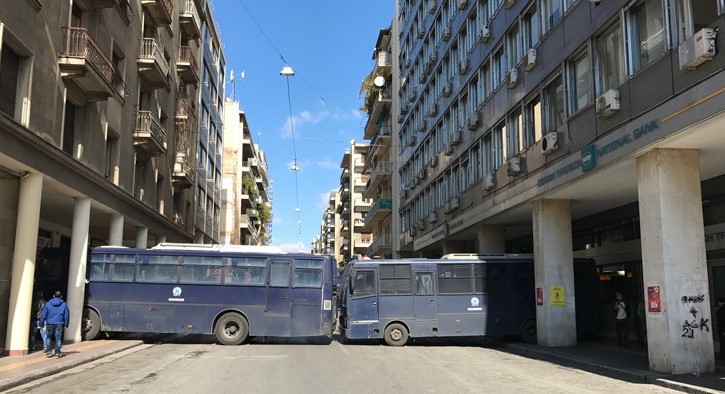 Κλειστοί δρόμοι με κλούβες των ΜΑΤ και κορδέλες της αστυνομίας για το συλλαλητήριο των αγροτών