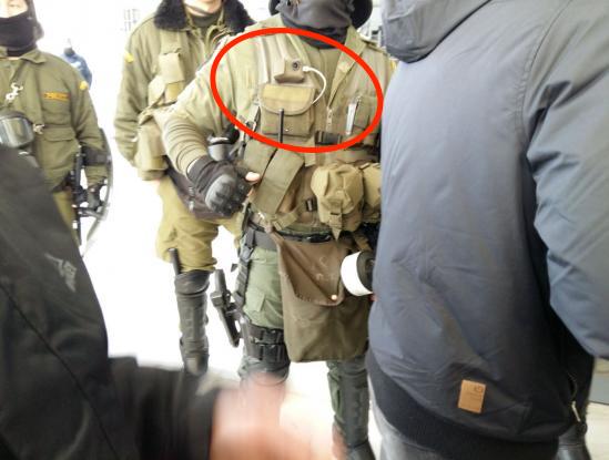 Η απάντηση της ΕΛ. ΑΣ. για το καλώδιο του αστυνομικού των ΜΑΤ στην εξάρτησή του (φωτό)