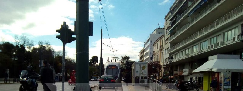 Πάρκαρε στις ράγες του τραμ στο Σύνταγμα και… έφυγε! (φωτό)