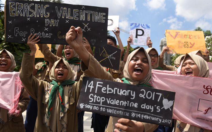 Οι αρχές της Ινδονησίας κατέσχεσαν… προφυλακτικά λόγω της ημέρας