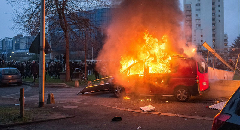 Ταραχές στο Παρίσι: Μουσουλμάνοι «πρόσφυγες» διαλύουν τα πάντα φωνάζοντας ««Αλαχού Ακμπάρ»! (βίντεο)