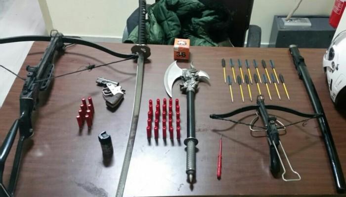 Χανιά: Συνελήφθη 48χρονος κάτοχος μαχαιριών, φυσιγγίων… βαλλιστρών και ξιφών (φωτό)