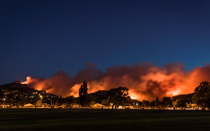Εκατοντάδες πυροσβέστες δίνουν μάχη με την τεράστια πυρκαγιά που απειλεί την τρίτη μεγαλύτερη πόλη της Ν. Ζηλανδίας (φωτό, βίντεο)