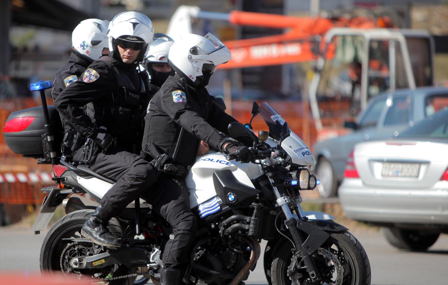 Γλυφάδα: Οδηγός ΙΧ με κλεμμένες πινακίδες χρησιμοποίησε σπρέι πιπεριού κατά αστυνομικών