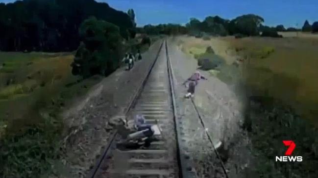 Αυστραλία: Ποδηλάτης γλιτώνει από το τρένο που έτρεχε με 160 χλμ. κυριολεκτικά την τελευταία στιγμή (βίντεο)