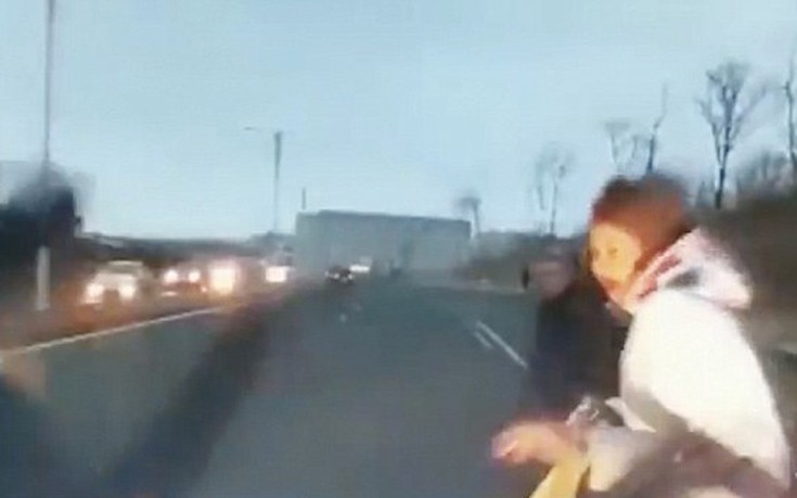 Ρωσίδα οδηγός δεν σταματά στο κόκκινο φανάρι και πέφτει πάνω σε πεζούς! (βίντεο)