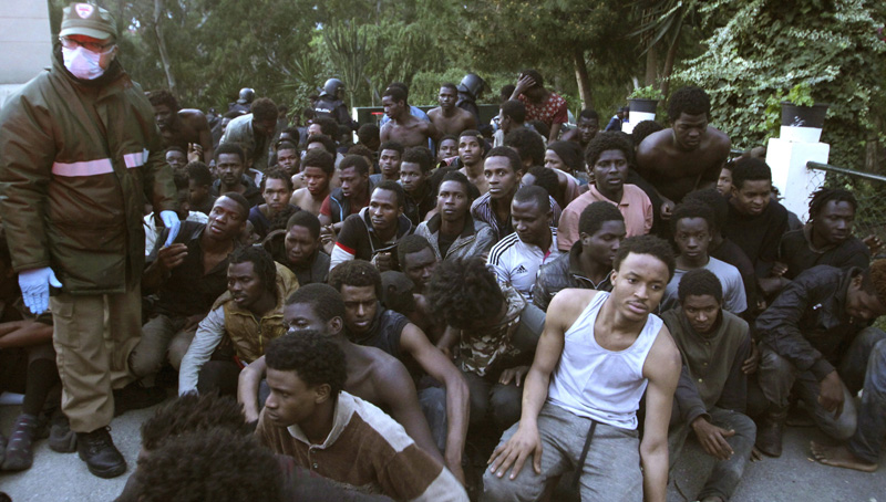 Εκατοντάδες μετανάστες από την Αφρική διέσχισαν τα σύνορα από το Μαρόκο προς τη Θέουτα