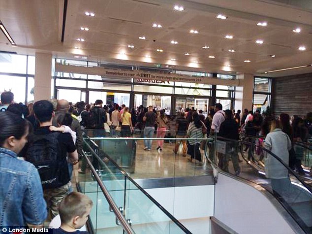 Λονδίνο: Εκκενώθηκε εμπορικό κέντρο για προληπτικούς λόγους (φωτό, βίντεο)