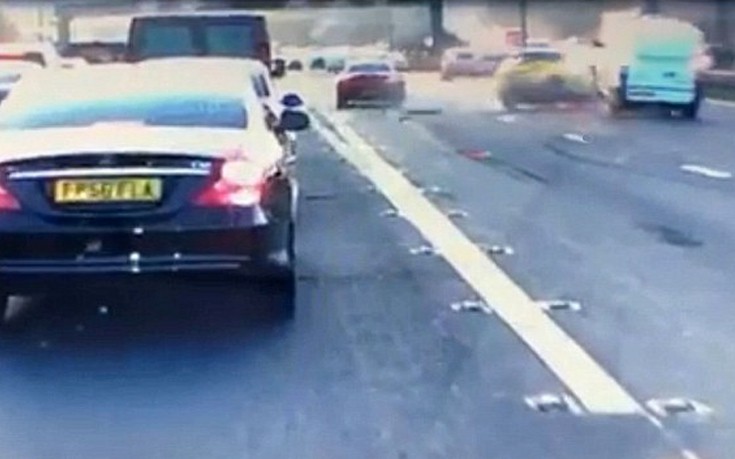 Βρετανία: Οδηγός χάνει τη ψυχραιμία του λόγω κίνησης και προκαλεί … καραμπόλες και τραυματισμούς (βίντεο)