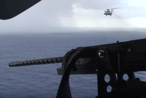 Εναέριοι σκοπευτές σε δράση: Πυρ με GAU-21/GAU-18 από ελικόπτερα CH-53E / HH-60 (βίντεο)