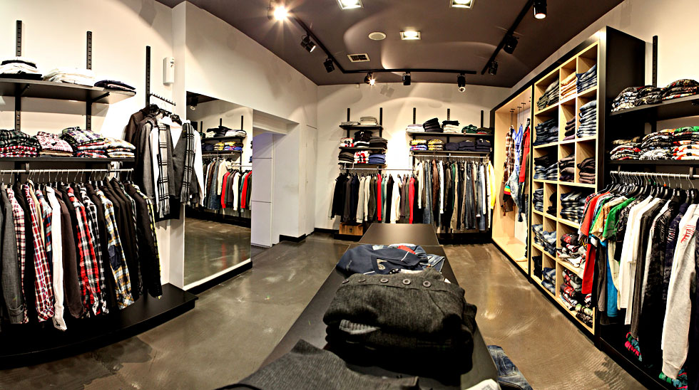 Πάτρα: Ανήλικος έκανε τον πελάτη και έκλεβε μαγαζιά ρούχων