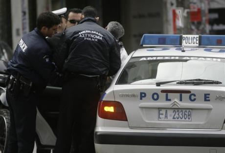 Συνελήφθησαν δύο άνδρες στη Λάρισα που ήταν οπλισμένοι με μαχαίρια