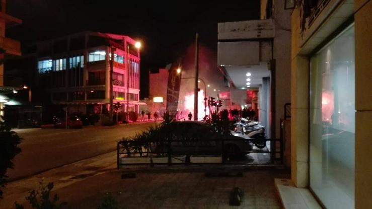 Καταδρομική επίθεση 100 κουκουλοφόρων σε σύνδεσμο του ΠΑΟ στην Λ. Βουλιαγμένης (φωτό, βίντεο) (upd)