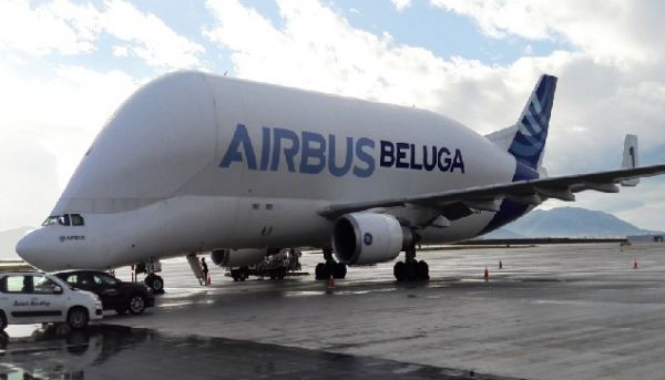 Δείτε το εσωτερικό του αεροπλάνου – «φάλαινα» που έκλεψε τις εντυπώσεις στο Ελ. Βενιζέλος! (φωτό & βίντεο)