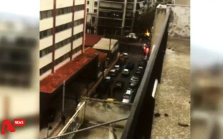 Καρέ- καρέ η επίθεση με μολότοφ στα γραφεία του ΣΥΡΙΖΑ! (βίντεο)