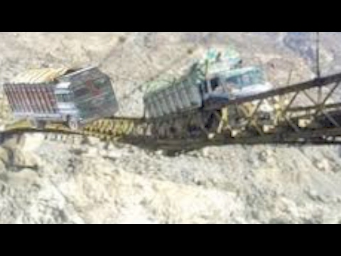 Αυτό θα πει δεξιοτεχνία! Όταν φορτηγά και τρένα διασχίζουν τους πιο επικίνδυνους δρόμους και γέφυρες (βίντεο)