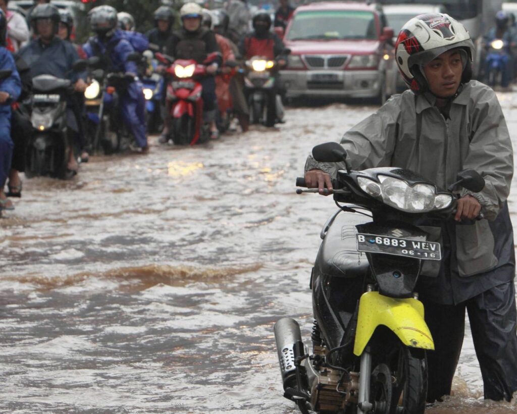 Στο «έλεος» της κακοκαιρίας η Ινδονησία – Χιλιάδες σπίτια έχουν πλημμυρίσει στην Τζακάρτα (φωτό) (upd)