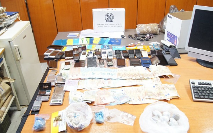 Άρτα: Εξαρθρώθηκε κύκλωμα διακίνησης ναρκωτικών – 18 συλλήψεις (φωτό)