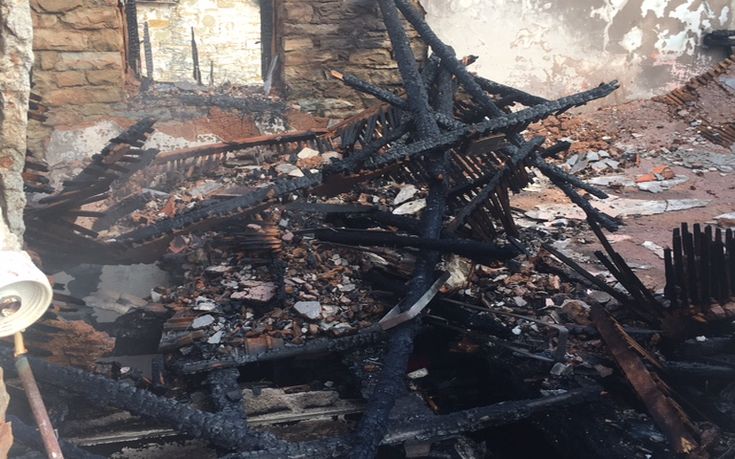 Αγρίνιο: Στις φλόγες τυλίχθηκε διώροφη κατοικία (φωτό)